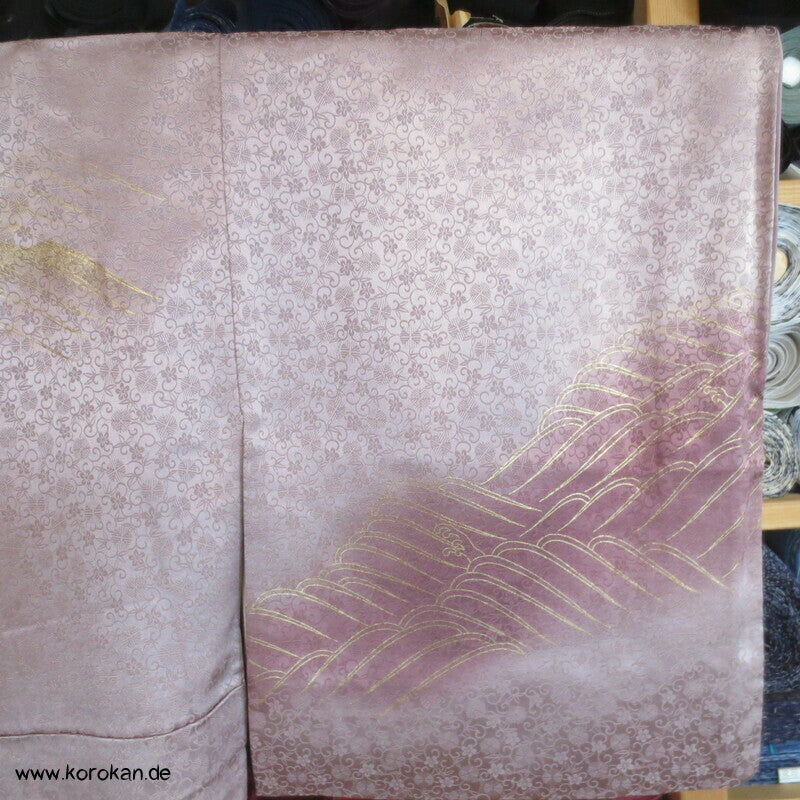 Goldwellen auf mauve Homongi Kimono Seidendamast