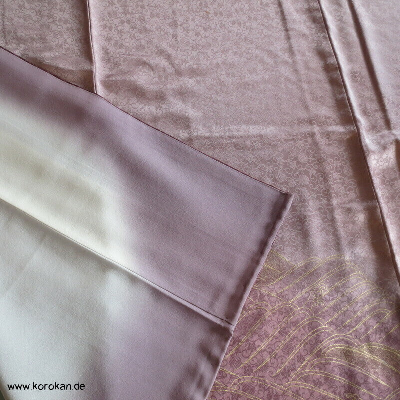 Goldwellen auf mauve Homongi Kimono Seidendamast