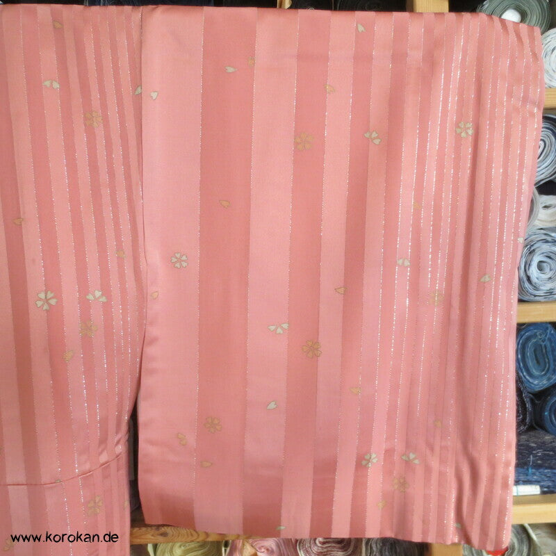 moderner Homongi Kimono, Schneeflocken und Wellen auf Silberstreifen Seidensatin