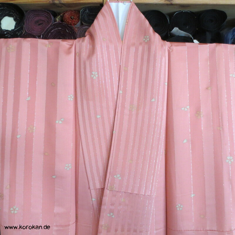 moderner Homongi Kimono, Schneeflocken und Wellen auf Silberstreifen Seidensatin