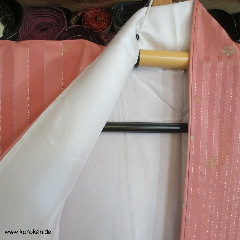 moderner Homongi Kimono, Schneeflocken und Wellen auf Silberstreifen Seidensatin