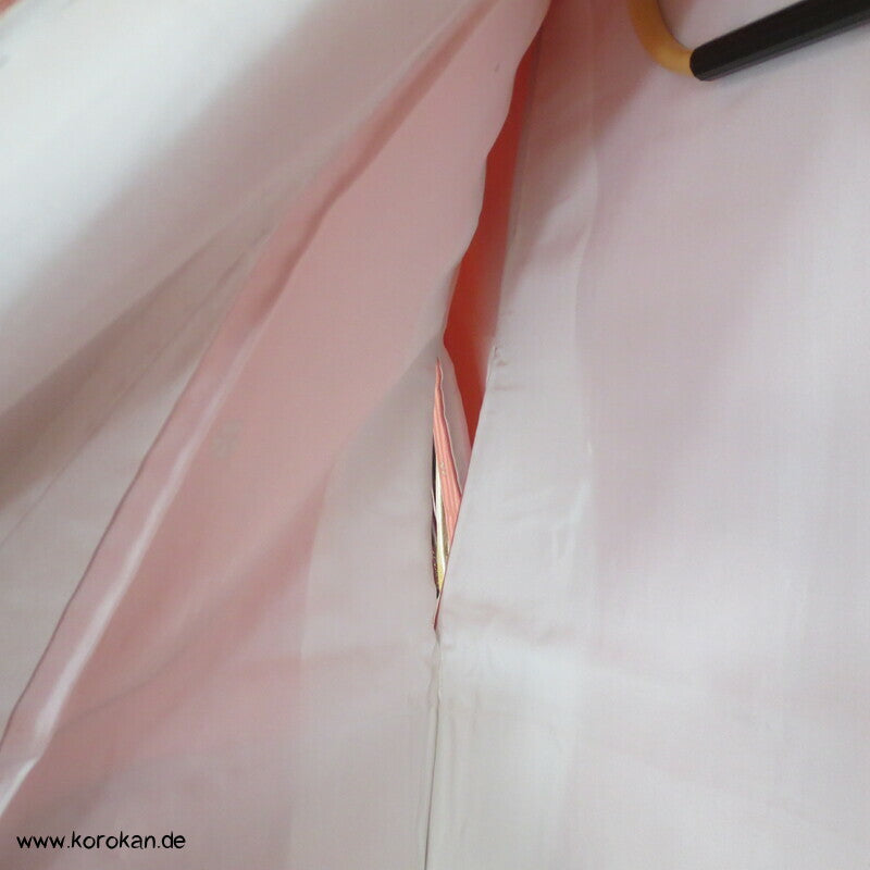 moderner Homongi Kimono, Schneeflocken und Wellen auf Silberstreifen Seidensatin