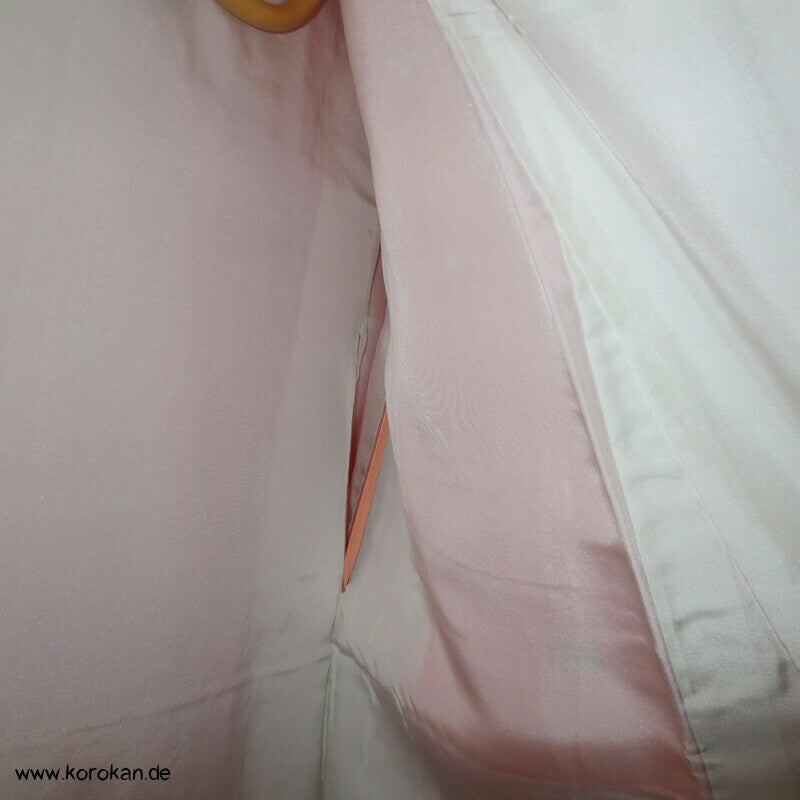 moderner Homongi Kimono, Schneeflocken und Wellen auf Silberstreifen Seidensatin
