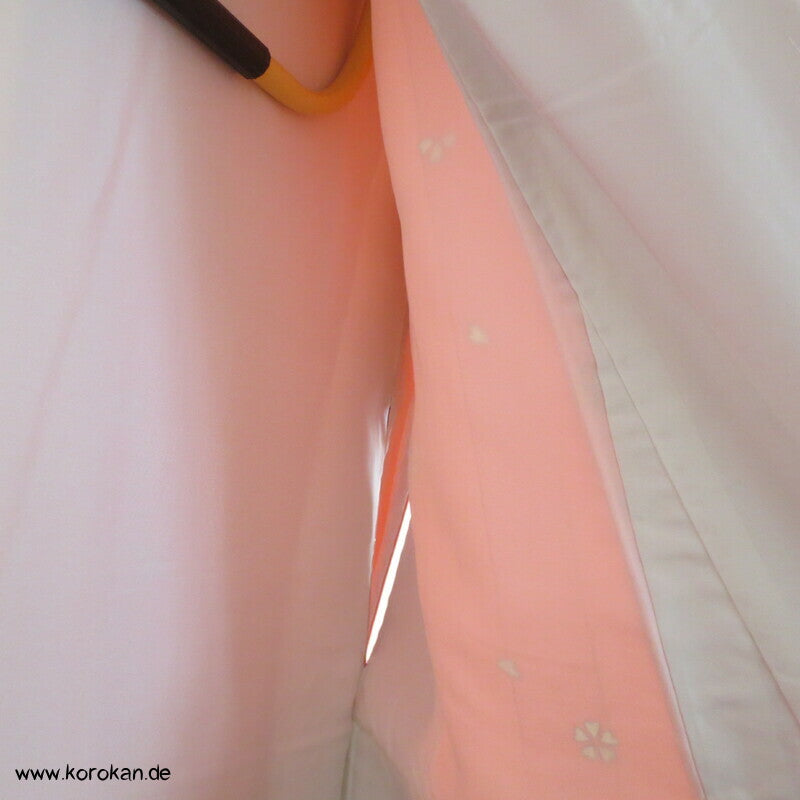 moderner Homongi Kimono, Schneeflocken und Wellen auf Silberstreifen Seidensatin