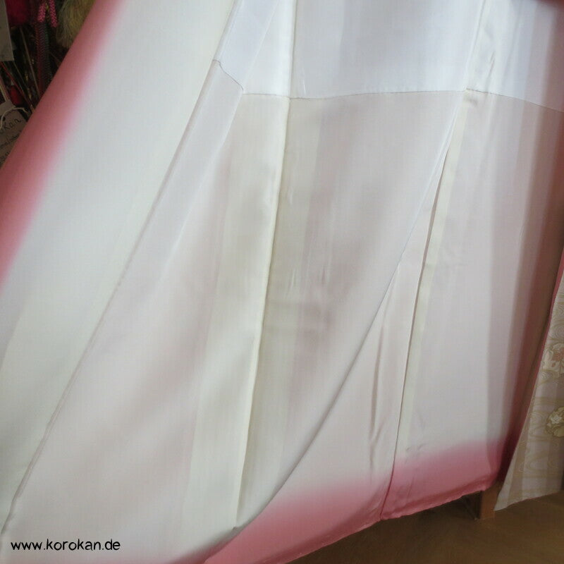 moderner Homongi Kimono, Schneeflocken und Wellen auf Silberstreifen Seidensatin