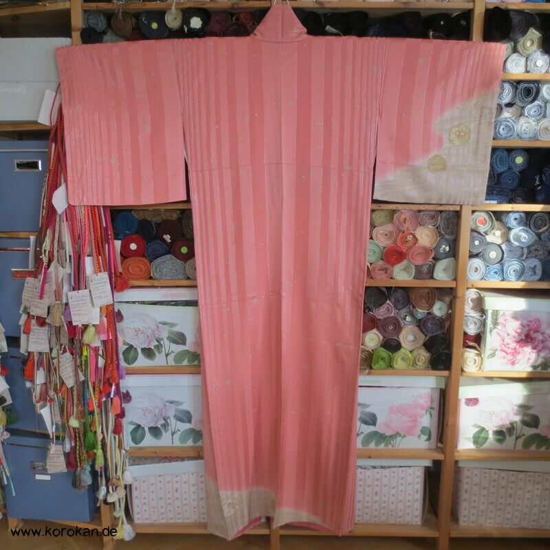 moderner Homongi Kimono, Schneeflocken und Wellen auf Silberstreifen Seidensatin