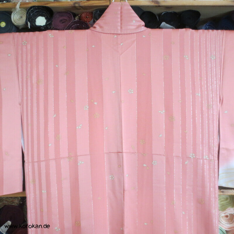 moderner Homongi Kimono, Schneeflocken und Wellen auf Silberstreifen Seidensatin