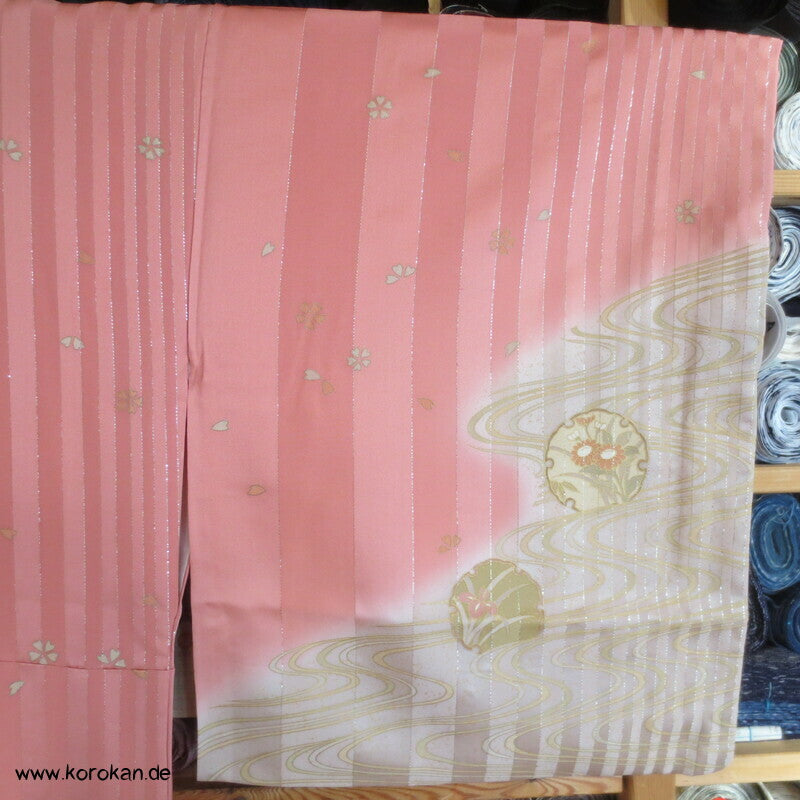 moderner Homongi Kimono, Schneeflocken und Wellen auf Silberstreifen Seidensatin