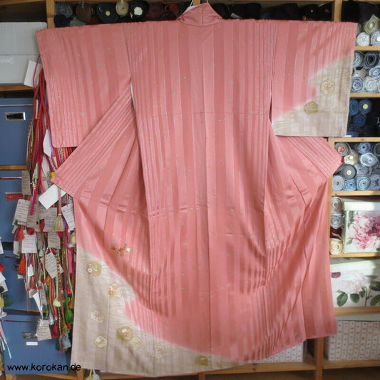 moderner Homongi Kimono, Schneeflocken und Wellen auf Silberstreifen Seidensatin