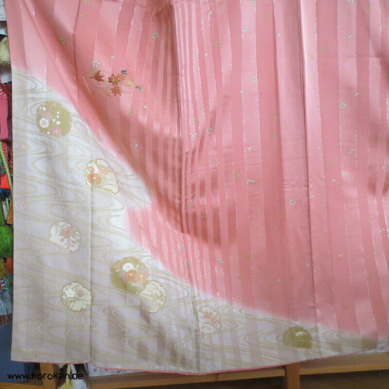 moderner Homongi Kimono, Schneeflocken und Wellen auf Silberstreifen Seidensatin