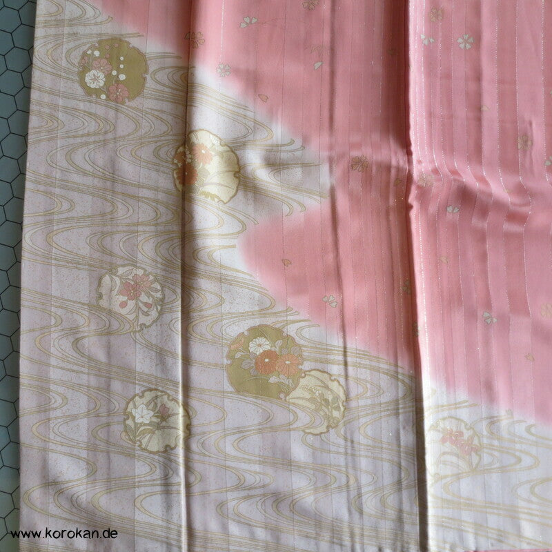 moderner Homongi Kimono, Schneeflocken und Wellen auf Silberstreifen Seidensatin