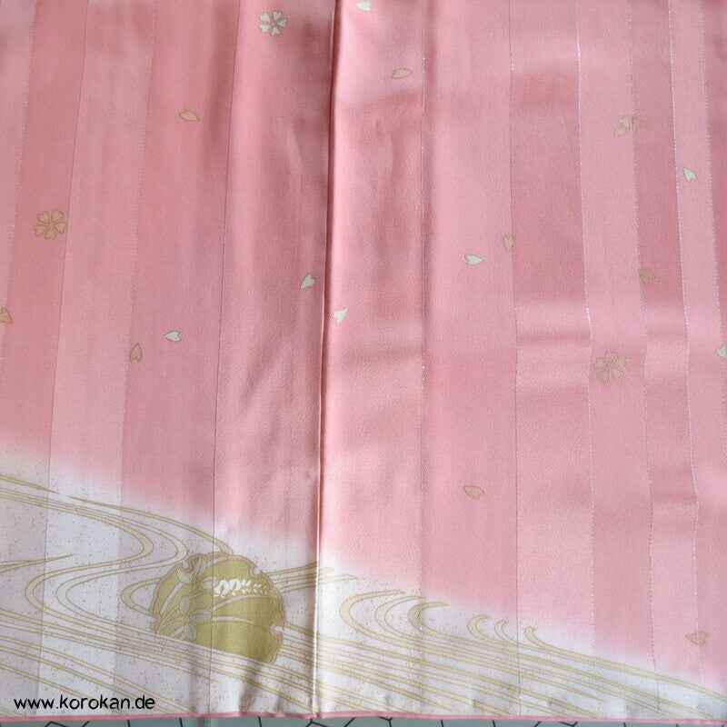 moderner Homongi Kimono, Schneeflocken und Wellen auf Silberstreifen Seidensatin