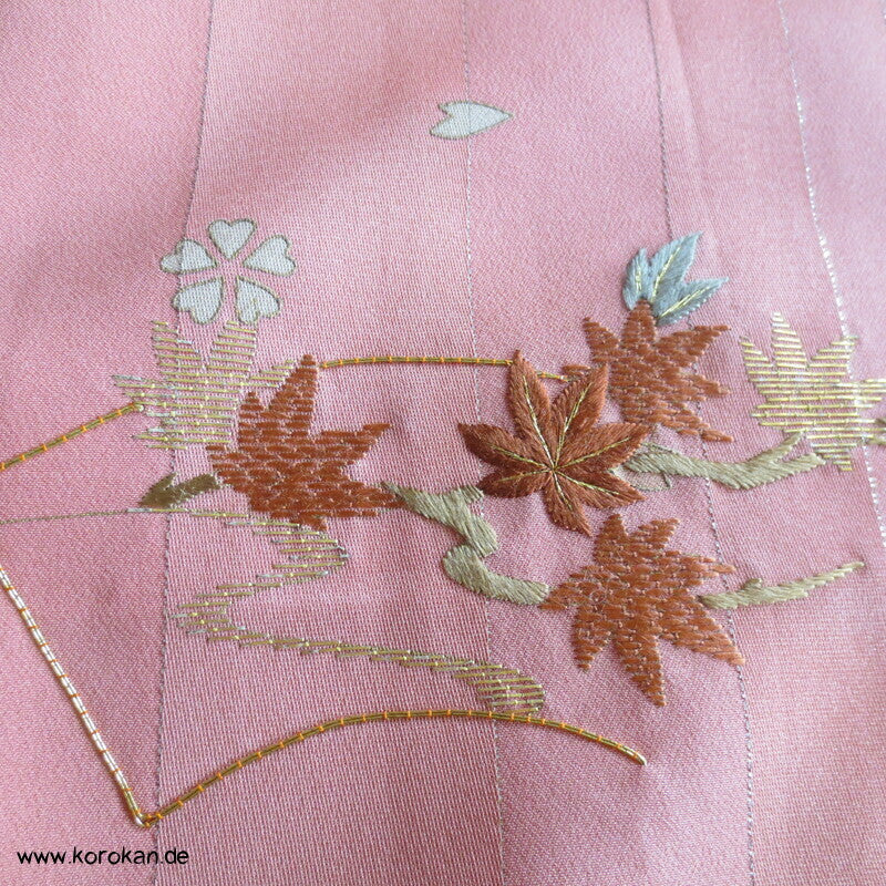 moderner Homongi Kimono, Schneeflocken und Wellen auf Silberstreifen Seidensatin