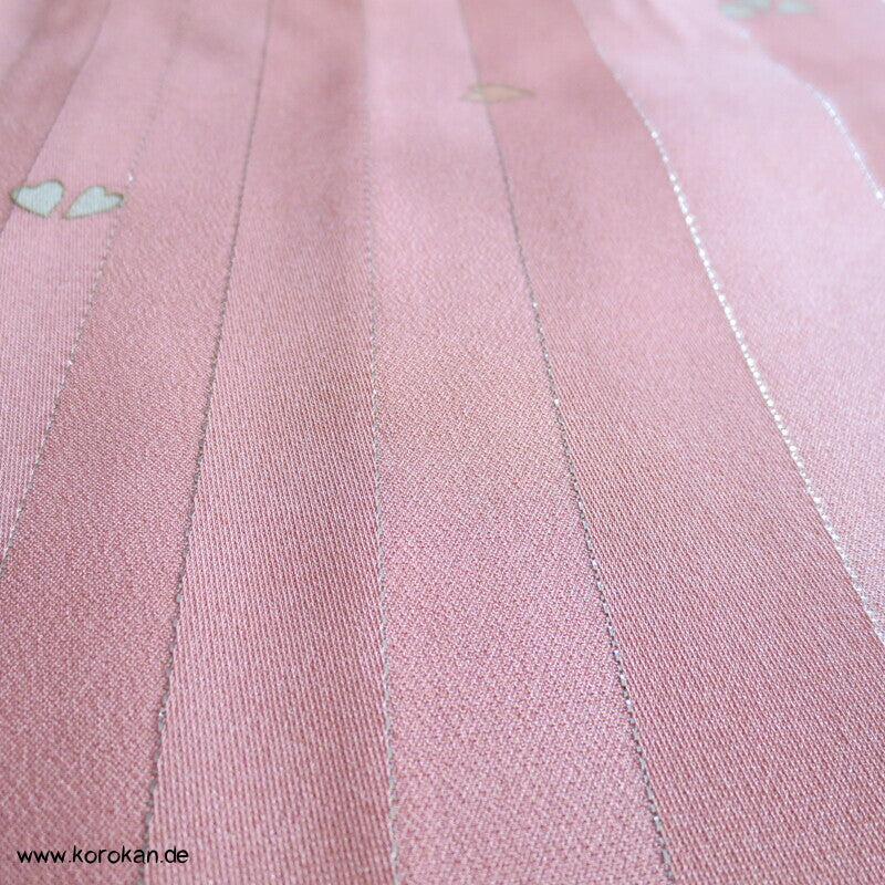 moderner Homongi Kimono, Schneeflocken und Wellen auf Silberstreifen Seidensatin