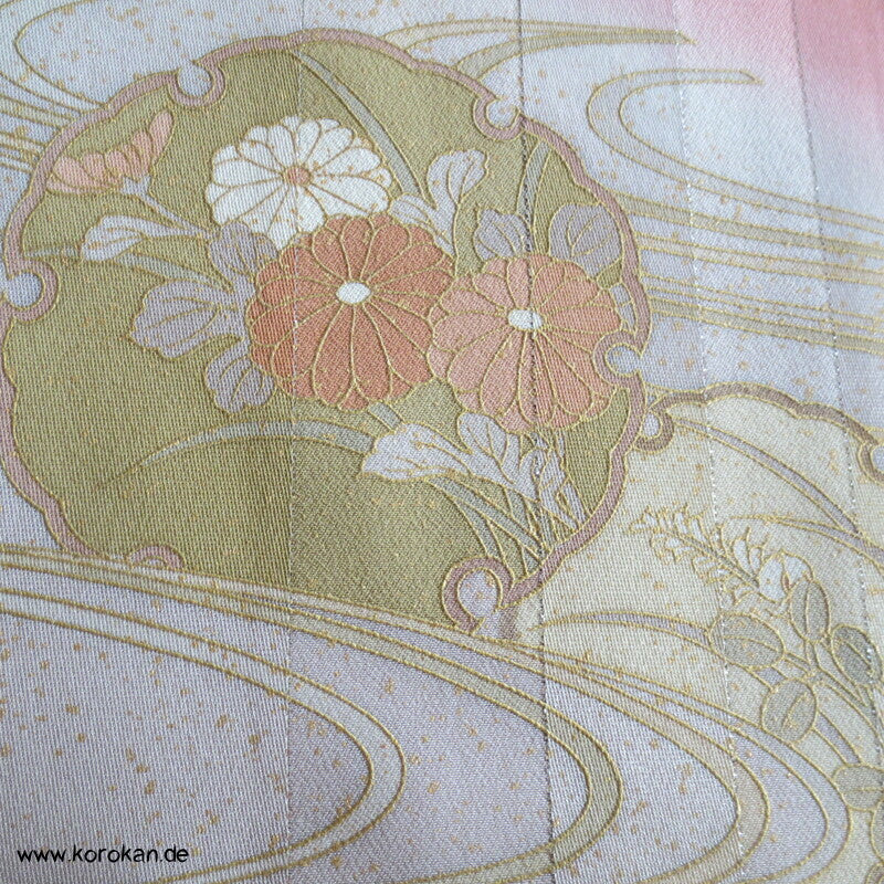 moderner Homongi Kimono, Schneeflocken und Wellen auf Silberstreifen Seidensatin