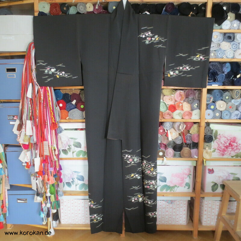 Homongi Kimono, Kiefernnadel, Gingko und Blüten auf schwarz