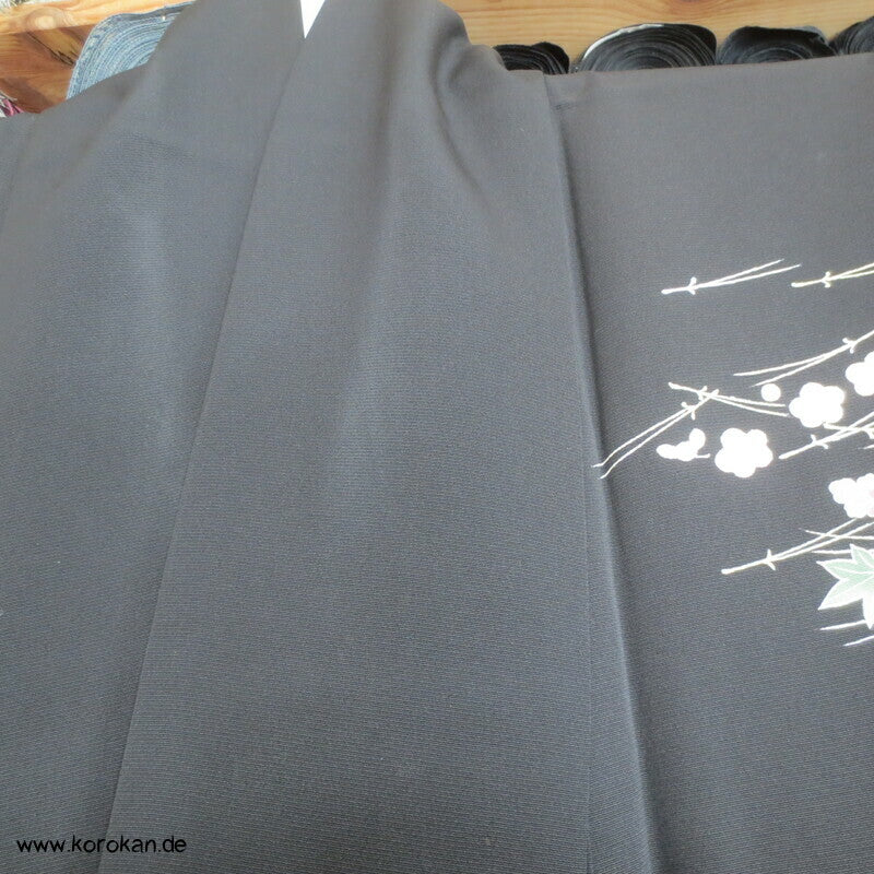 Homongi Kimono, Kiefernnadel, Gingko und Blüten auf schwarz
