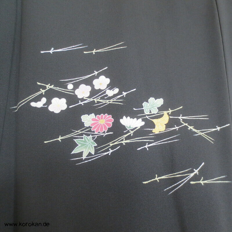 Homongi Kimono, Kiefernnadel, Gingko und Blüten auf schwarz