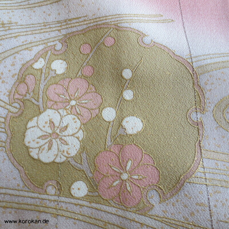 moderner Homongi Kimono, Schneeflocken und Wellen auf Silberstreifen Seidensatin