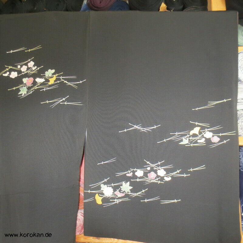 Homongi Kimono, Kiefernnadel, Gingko und Blüten auf schwarz