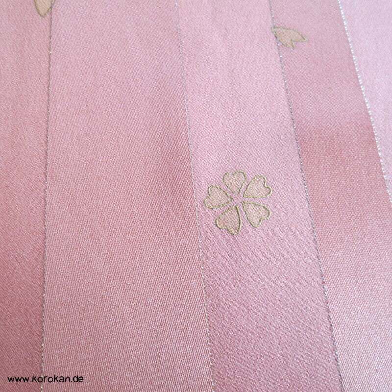 moderner Homongi Kimono, Schneeflocken und Wellen auf Silberstreifen Seidensatin