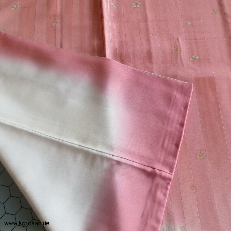 moderner Homongi Kimono, Schneeflocken und Wellen auf Silberstreifen Seidensatin