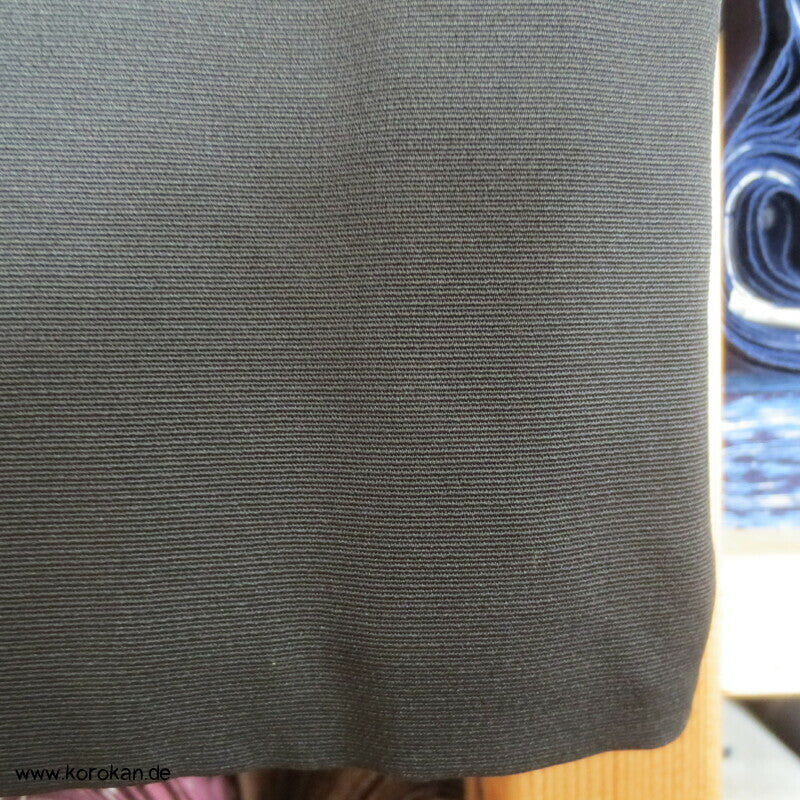 Homongi Kimono, Kiefernnadel, Gingko und Blüten auf schwarz