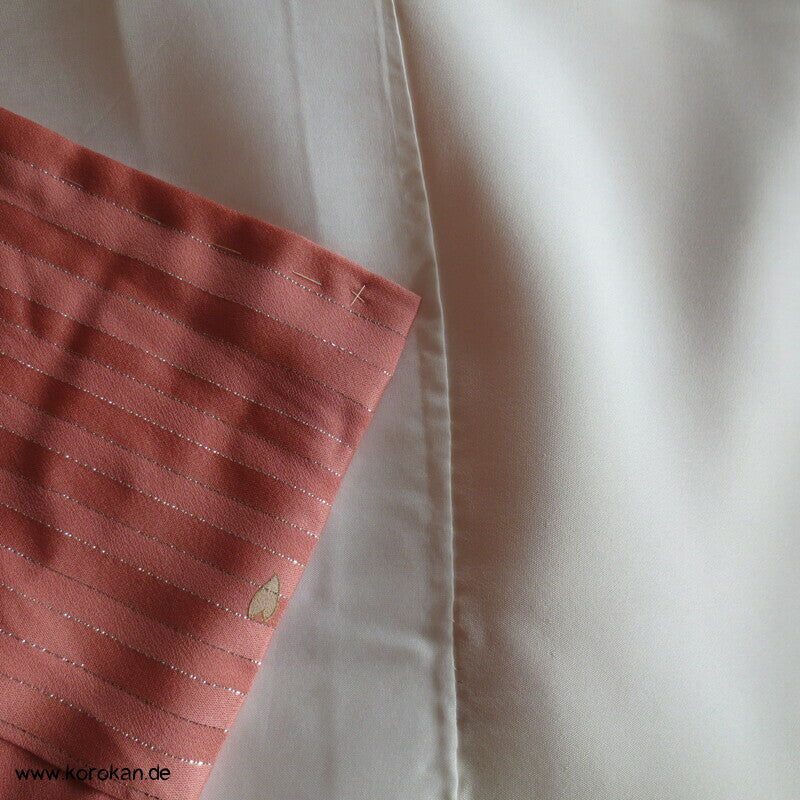 moderner Homongi Kimono, Schneeflocken und Wellen auf Silberstreifen Seidensatin