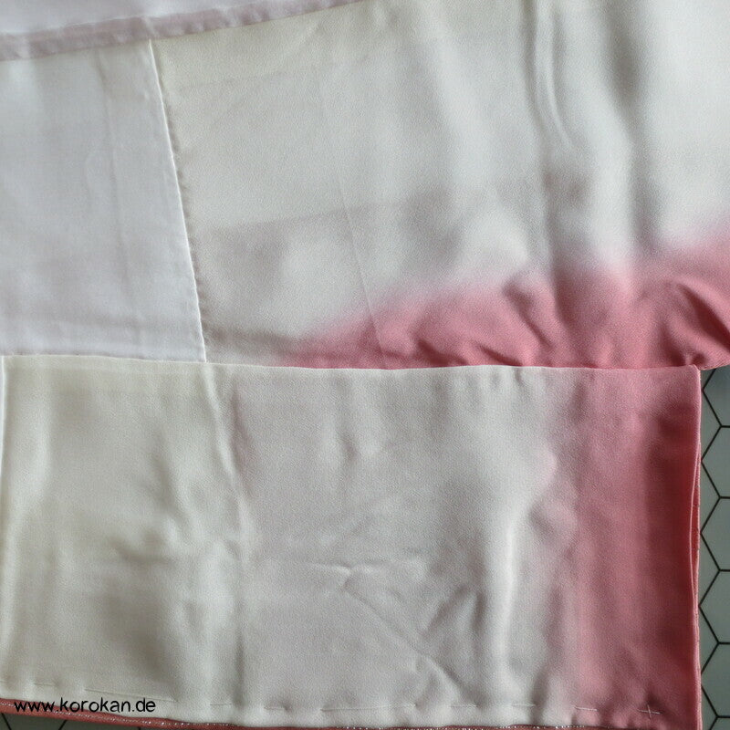 moderner Homongi Kimono, Schneeflocken und Wellen auf Silberstreifen Seidensatin