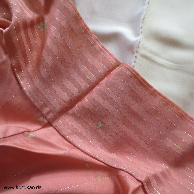 moderner Homongi Kimono, Schneeflocken und Wellen auf Silberstreifen Seidensatin