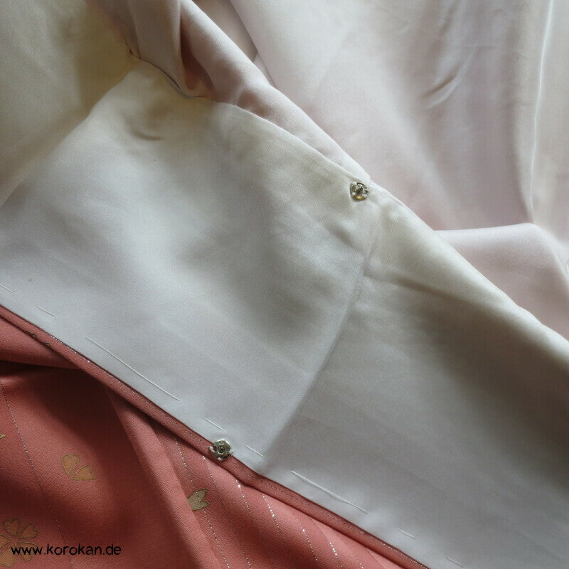 moderner Homongi Kimono, Schneeflocken und Wellen auf Silberstreifen Seidensatin