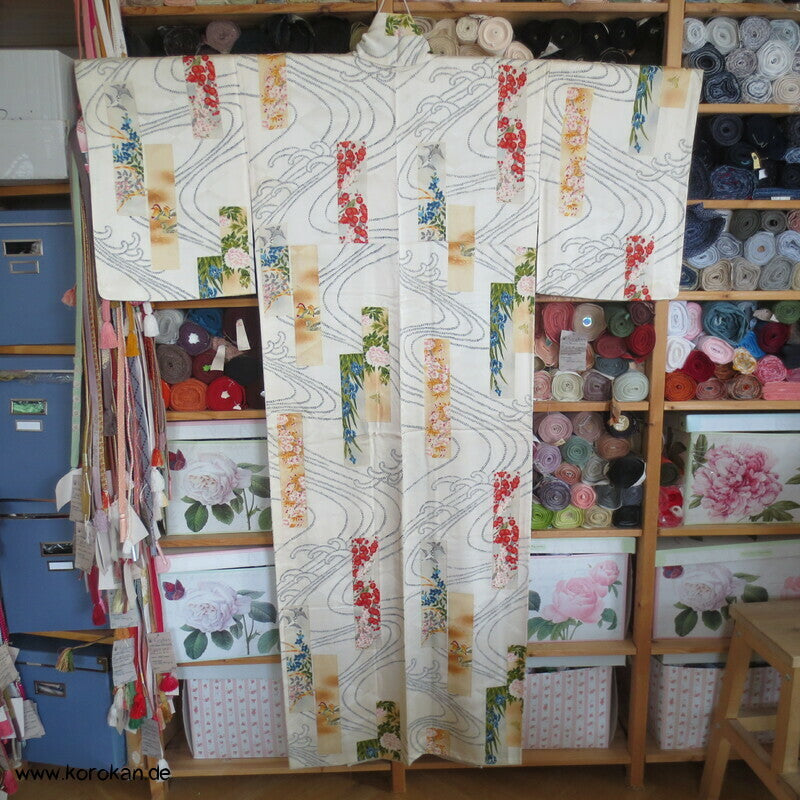 Wellen, Tanzaku mit Golddruck Komon Kimono