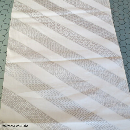 Seiden Futterrest mit diagonalen Musterstreifen in silber