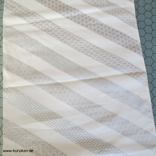 Seiden Futterrest mit diagonalen Musterstreifen in silber