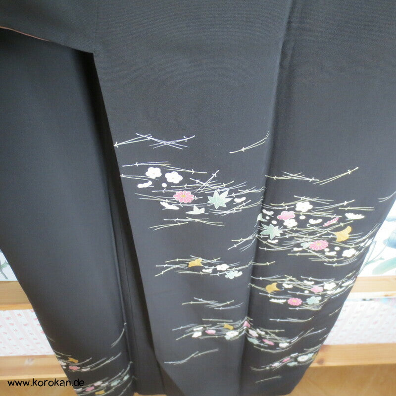 Homongi Kimono, Kiefernnadel, Gingko und Blüten auf schwarz