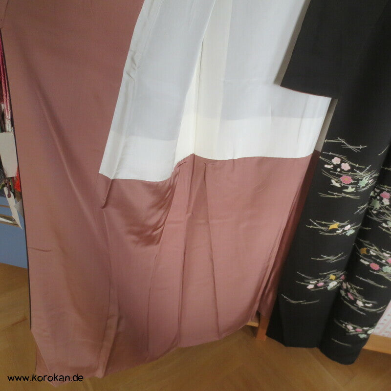 Homongi Kimono, Kiefernnadel, Gingko und Blüten auf schwarz