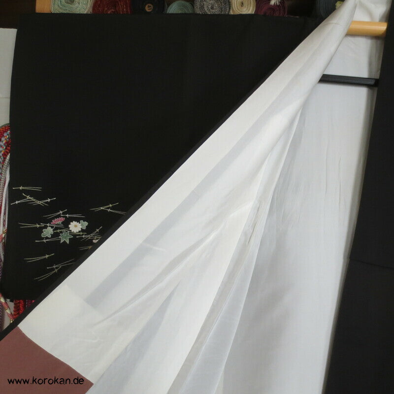 Homongi Kimono, Kiefernnadel, Gingko und Blüten auf schwarz