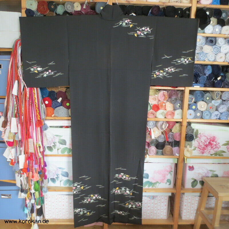 Homongi Kimono, Kiefernnadel, Gingko und Blüten auf schwarz