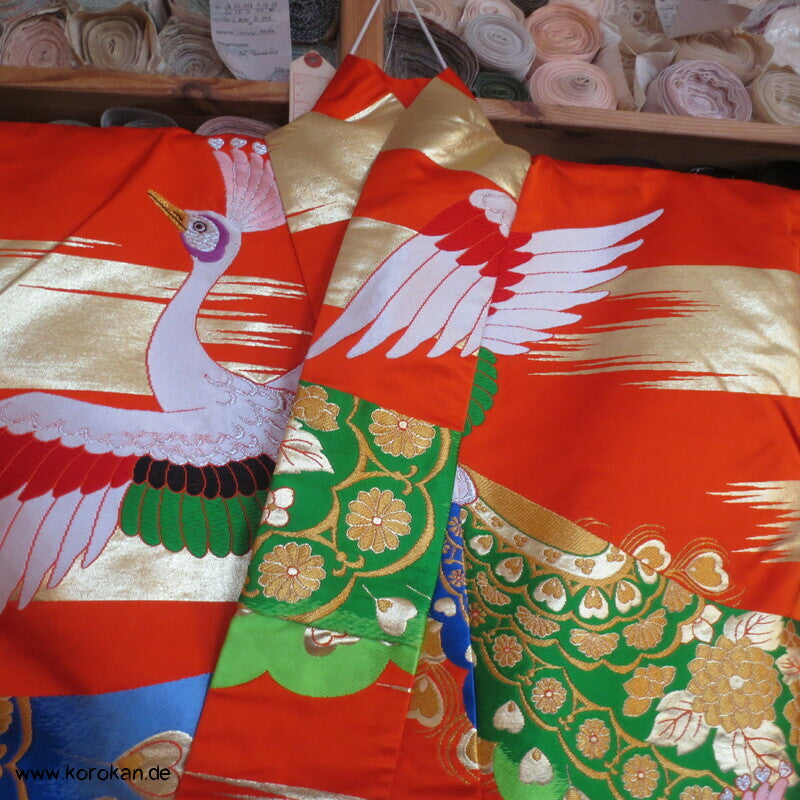 Uchikake Hochzeits Kimono - Mantel, Seidenbrokat mit gewebten Pfauen