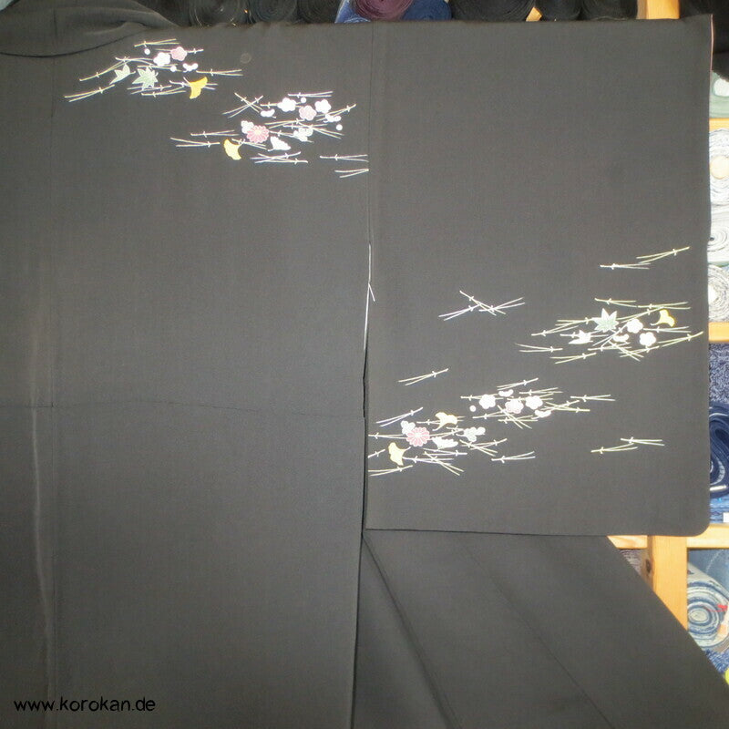 Homongi Kimono, Kiefernnadel, Gingko und Blüten auf schwarz