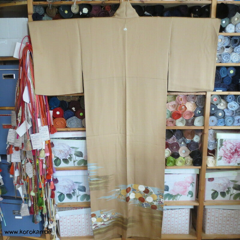 Blütenstreifen auf mattgold Iro Tomesode Mitsukoshi Kimono Seidendamast