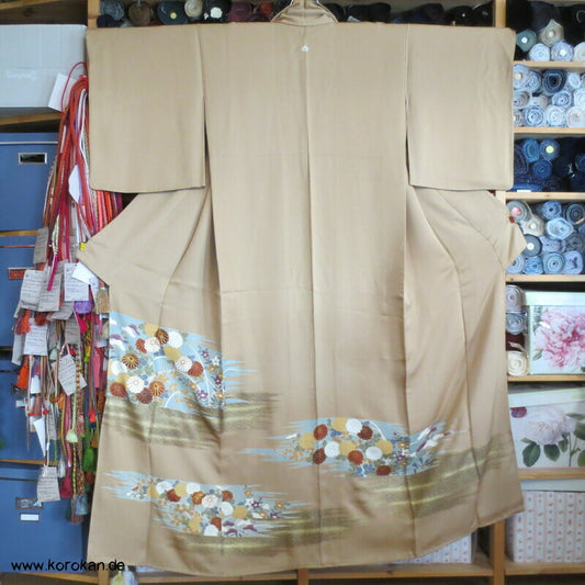 Blütenstreifen auf mattgold Iro Tomesode Mitsukoshi Kimono Seidendamast