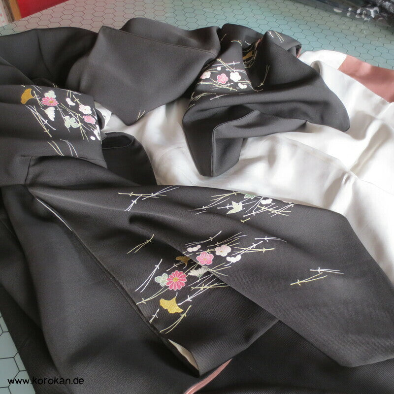 Homongi Kimono, Kiefernnadel, Gingko und Blüten auf schwarz