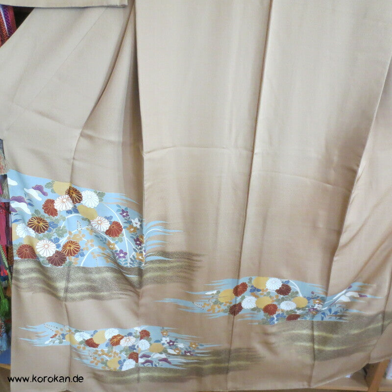 Blütenstreifen auf mattgold Iro Tomesode Mitsukoshi Kimono Seidendamast
