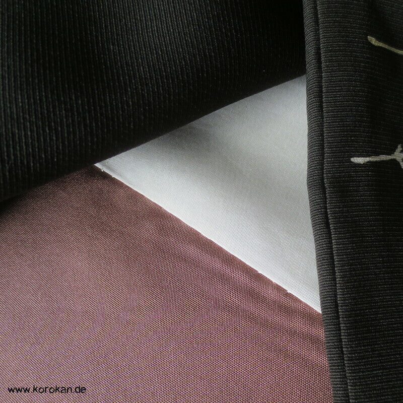 Homongi Kimono, Kiefernnadel, Gingko und Blüten auf schwarz