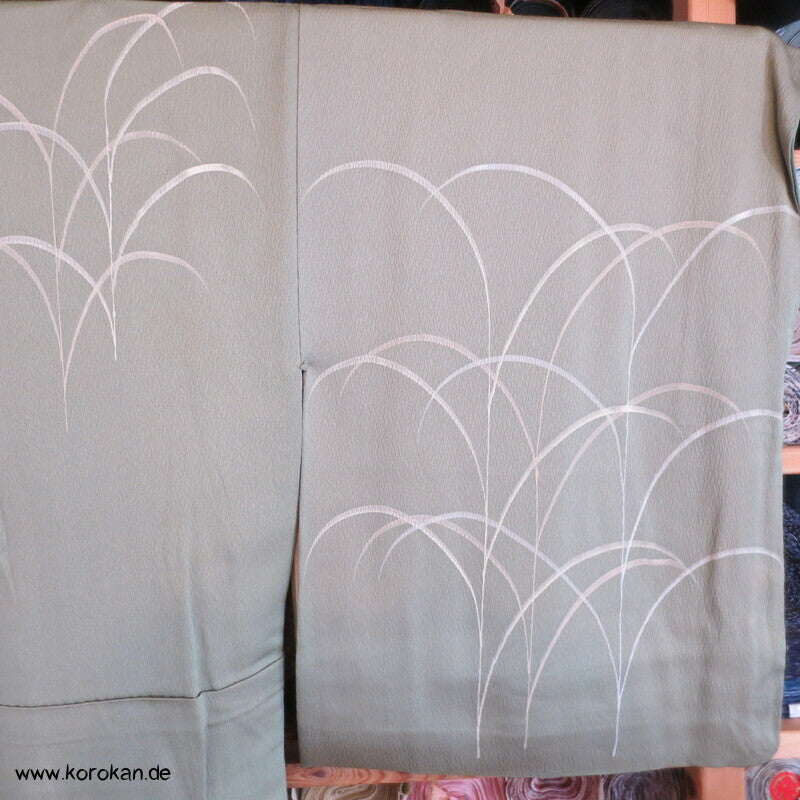 Shakuhachi Stickerei auf schilfgrünem Seidendamast Homongi Kimono
