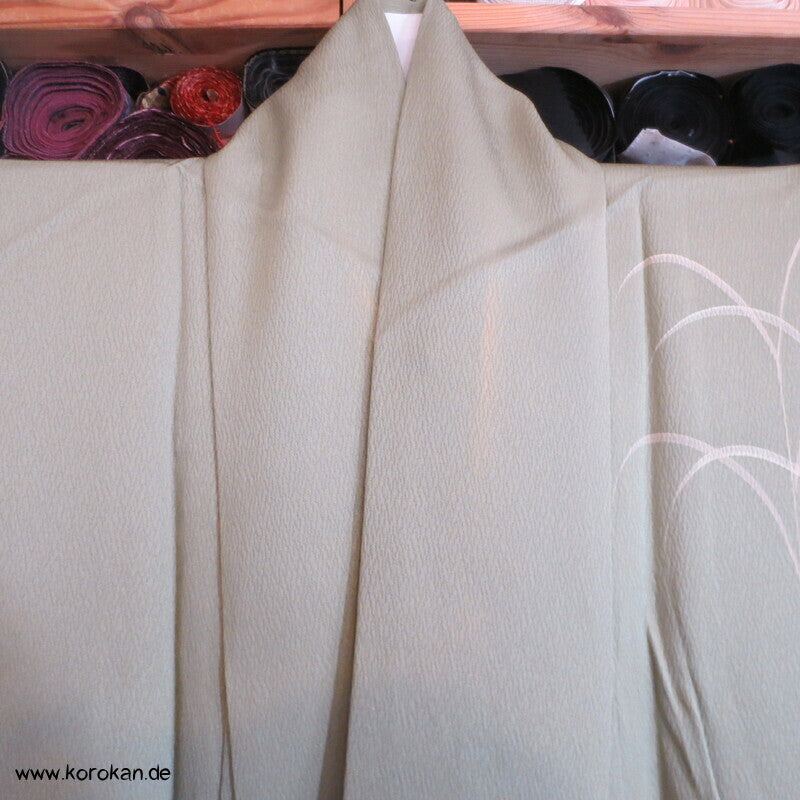 Shakuhachi Stickerei auf schilfgrünem Seidendamast Homongi Kimono
