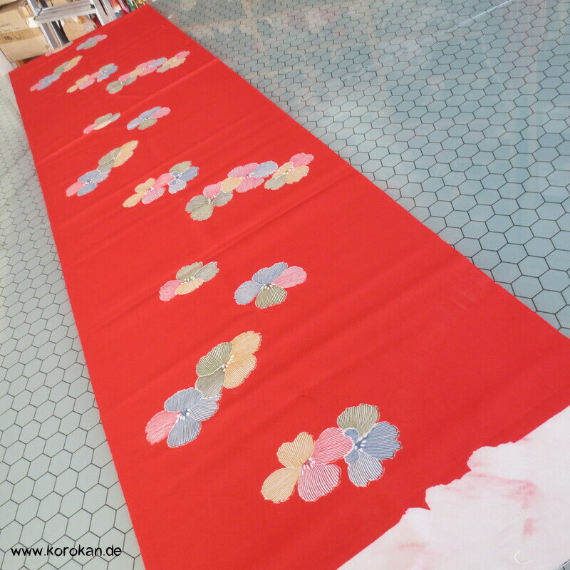 Kimono Wollstoff mit bunten Blüten auf hellrot