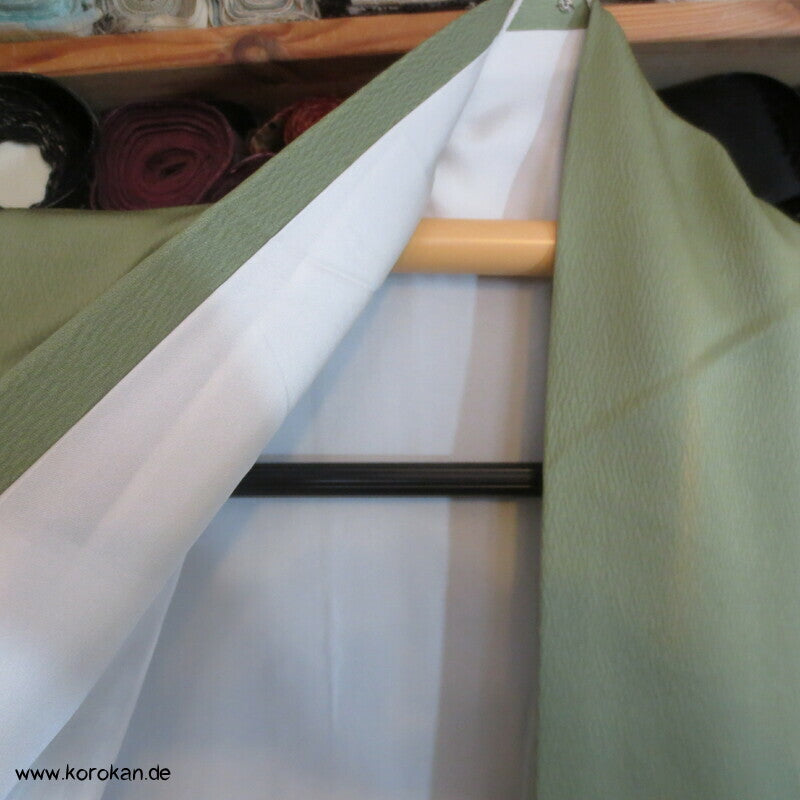 Shakuhachi Stickerei auf schilfgrünem Seidendamast Homongi Kimono