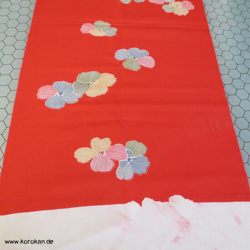 Kimono Wollstoff mit bunten Blüten auf hellrot